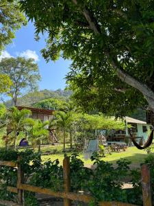 een tuin met een hek en een boom bij Casa Alma in Capurganá