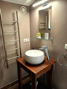 uma casa de banho com um lavatório branco e um espelho. em TERRE d'HISTOIRE - Baignade - Canoë - Piste cyclable à 100 m em Castelnaud La Chapelle