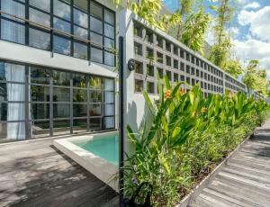 una casa con piscina al lado de un edificio en Berawa Loft 10 by Betterplace, en Canggu