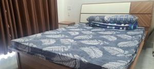 łóżko z niebieską kołdrą i poduszkami w obiekcie Good place for your vacations 