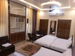 Postel nebo postele na pokoji v ubytování Kalash Guest House