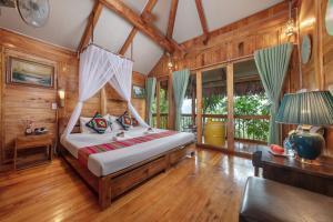 1 dormitorio con 1 cama con mosquitera en Gateway inn Puluong en Thanh Hóa