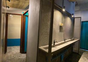 uma casa de banho com um lavatório e um espelho em TT Premium Hostel Vientiane em Vientiane