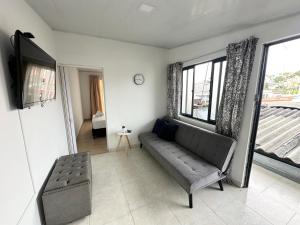 ein Wohnzimmer mit einem Sofa und einem TV in der Unterkunft Cómodo Apartamento Cerca Al Aeropuerto in Pereira