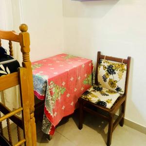 Pokój ze stołem i krzesłem z czerwoną tkaniną w obiekcie Xixova Hostel Japui são Vicente w mieście Praia Grande