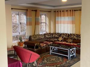 - un salon avec un canapé et une table dans l'établissement Chovar homestay, à Kirtipur