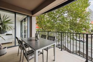 En balkon eller terrasse på WILL246P - 2BR Modern Central Apartment