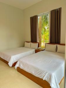 เตียงในห้องที่ Tuyet Suong Villa Hotel
