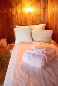 uma cama com uma toalha em cima em Haus Waldblick em Philippsreut