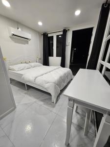 una camera bianca con letto e tavolo di Sentosa Palace a Dabung