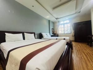 Postel nebo postele na pokoji v ubytování Khách Sạn Avatar