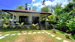 Casa pequeña con balcón y patio en White Villa Goyambokka, en Tangalle