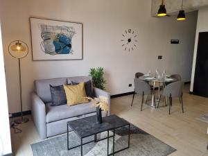 sala de estar con sofá y mesa en Apartamento 2 Habitaciones, Edificio EON, Zona 10, Turin, en Guatemala