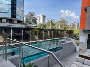 una piscina en la parte superior de un edificio en Apartamento 2 Habitaciones, Edificio EON, Zona 10, Turin, en Guatemala