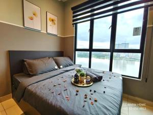 - une chambre avec un lit et un plateau de nourriture dans l'établissement 6pax Modern Style Netflix M18 Lake Park Metropolitan D, à Kuala Lumpur