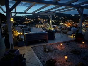 patio con vista sulla città di notte di TaliaKà B & B a Città di Lipari
