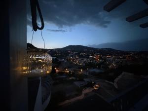 un lampadario pendente appeso al lato di un edificio di notte di TaliaKà B & B a Città di Lipari