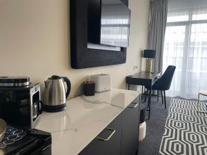 Príslušenstvo na prípravu kávy alebo čaju v ubytovaní Solne Apartamenty A247 z klimatyzacją Solny Resort