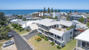 Vue aérienne d'une maison avec l'océan en arrière-plan dans l'établissement Talinga 4, à Yamba