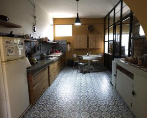 アトリにあるBambù roomのキッチン(白い冷蔵庫、テーブル付)