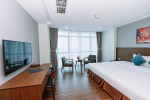 TV a/nebo společenská místnost v ubytování Legend Westlake Hotel
