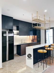 Η κουζίνα ή μικρή κουζίνα στο Spacious Apartment with Park Views, Relaxing Bathtub, Netflix & Contemporary Comforts
