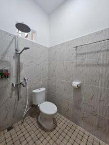 uma casa de banho com um chuveiro e um WC. em LOSMEN 88 em Ratodena