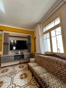 sala de estar con sofá y TV de pantalla plana en Lima ciudad de los reyes en Lima