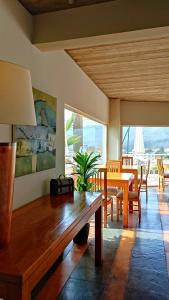 una sala de estar con un banco de madera y una mesa. en Hotel Green en Marbella, en Maitencillo