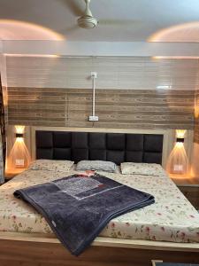Dream Land Hotel في جامو: غرفة نوم عليها سرير وبطانية
