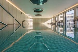 Bazén v ubytovaní Solne Apartamenty A247 z klimatyzacją Solny Resort alebo v jeho blízkosti