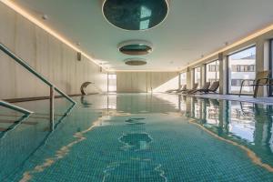 Bazén v ubytovaní Solne Apartamenty A247 z klimatyzacją Solny Resort alebo v jeho blízkosti