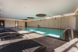 Bazén v ubytovaní Solne Apartamenty A247 z klimatyzacją Solny Resort alebo v jeho blízkosti