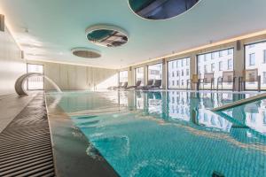 Bazén v ubytovaní Solne Apartamenty A247 z klimatyzacją Solny Resort alebo v jeho blízkosti