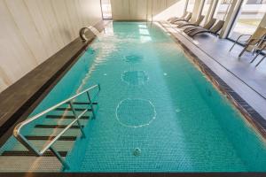 Bazén v ubytovaní Solne Apartamenty A247 z klimatyzacją Solny Resort alebo v jeho blízkosti