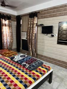 1 dormitorio con 1 cama en una habitación en Dream Land Hotel, en Jammu