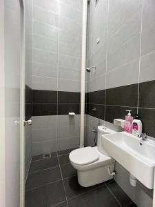 een badkamer met een toilet en een wastafel bij SAFRA HOMESTAY PERLIS in Arau