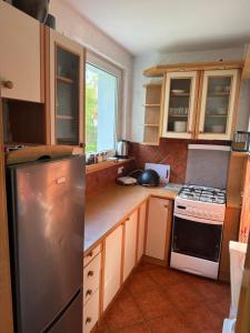 uma cozinha com um frigorífico e um fogão forno superior em Witawa 2024 em Gdynia
