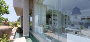 una ventana de cristal de un edificio con un fregadero. en Villa Belle - fully serviced private sea view villa with an award winning in-house cook, en Choeng Mon Beach