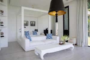sala de estar con sofá blanco y mesa en Villa Belle - fully serviced private sea view villa with an award winning in-house cook, en Choeng Mon Beach