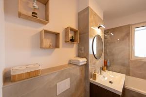 Ένα μπάνιο στο A & A Turquoise City View Apartment - By OpenHouse +35 φωτογραφίες