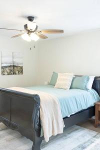 een slaapkamer met een bed en een plafondventilator bij Beautiful Home. W/Hot Tub. Great Location in Taylors