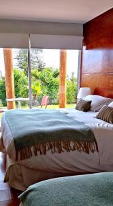 1 Schlafzimmer mit 2 Betten und einem großen Fenster in der Unterkunft Hotel Green en Marbella in Maitencillo