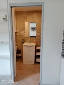 ein Badezimmer mit einem Waschbecken und einer weißen Arbeitsplatte in der Unterkunft Studio HELTYMIE 4-Vélos bienvenus-parking gratuit in Portiragnes