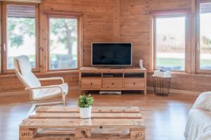 sala de estar con TV y mesa de centro en Casita de madera, en Benicarló