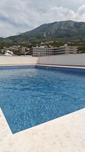 巴尔Nicks sea view apartment I的大楼一侧的大型游泳池