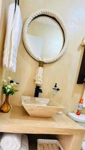 W łazience znajduje się umywalka i lustro. w obiekcie Departamento Ajal Tulum w mieście Tulum