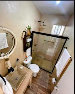 W łazience znajduje się toaleta i przeszklony prysznic. w obiekcie Departamento Ajal Tulum w mieście Tulum