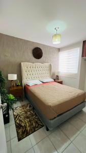 1 dormitorio con 1 cama grande en una habitación en Departamento Ajal Tulum, en Tulum
