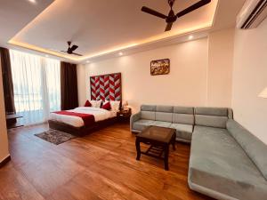 ein Wohnzimmer mit einem Sofa und einem Bett in der Unterkunft Sambha Lodge in Kota